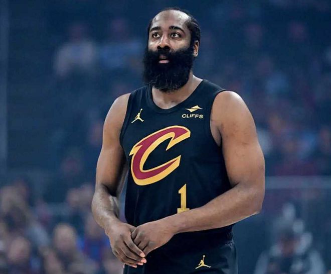 NBA常规赛多场对决上演逆转大战，哈登力压群雄