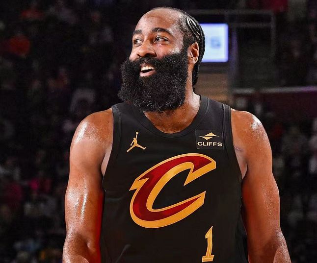 NBA常规赛多场对决上演逆转大战，哈登力压群雄