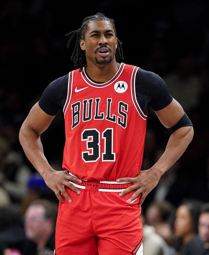 艾维频繁追问记者婚前性行为引争议