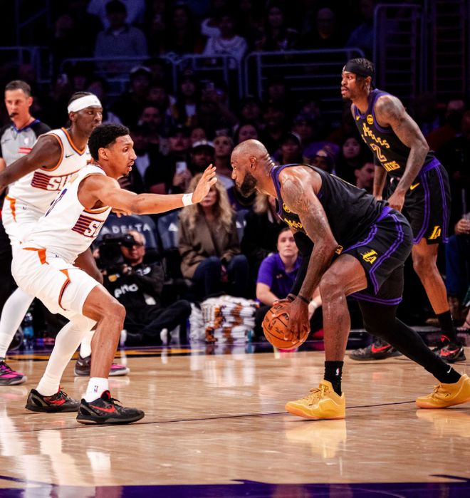 勒布朗詹姆斯率湖人狂胜太阳 双枪缺阵致太阳惨