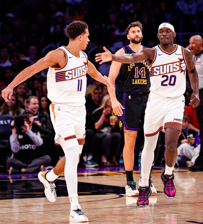 勒布朗詹姆斯率湖人狂胜太阳 双枪缺阵致太阳惨